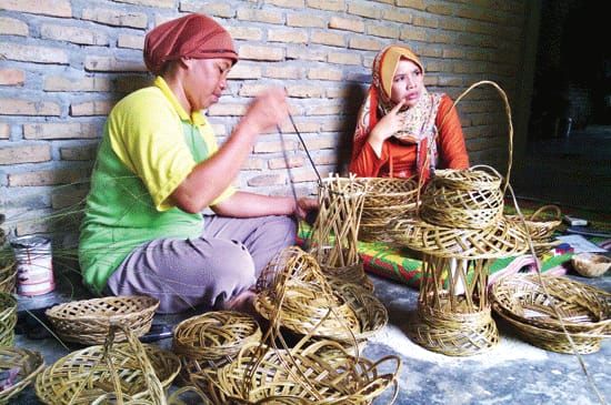 Produk kerajinan tangan kreatif dari limbah lidi dan serat kelapa sawit bernilai ekonomi tinggi untuk dekorasi interior rumah bertema natural dan eco-friendly